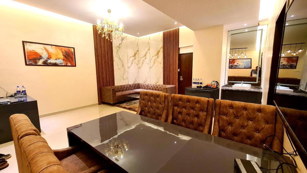 Galaxy Club & Hotel Bijapur  Ngoại thất bức ảnh