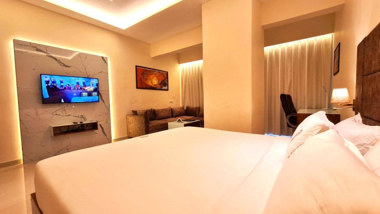 Galaxy Club & Hotel Bijapur  Ngoại thất bức ảnh